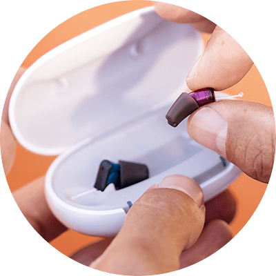 Signia-IX_Silk-ChGo_hearing-aids-out-of-charger_circle_400x400